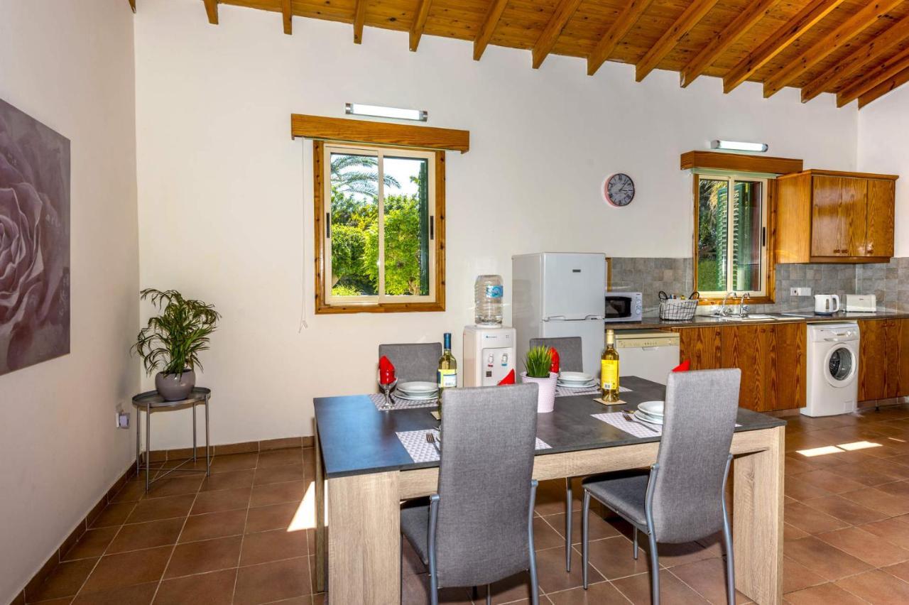 Villa Rosie By Villa Plus Polis Bagian luar foto